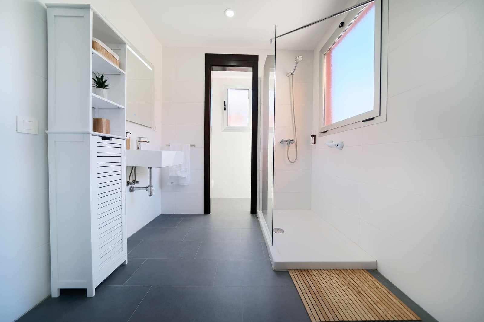 Bathroom with good space and shower, bathroom furniture - Villa Estación 1 - Salobre Resort