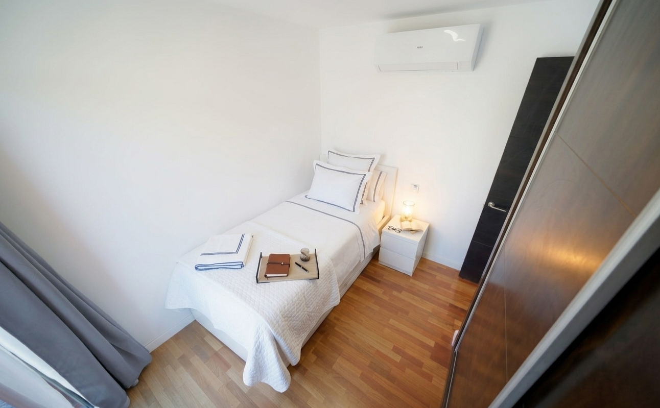 Room with single bed and furniture - Villa Estación 1 - Salobre Resort