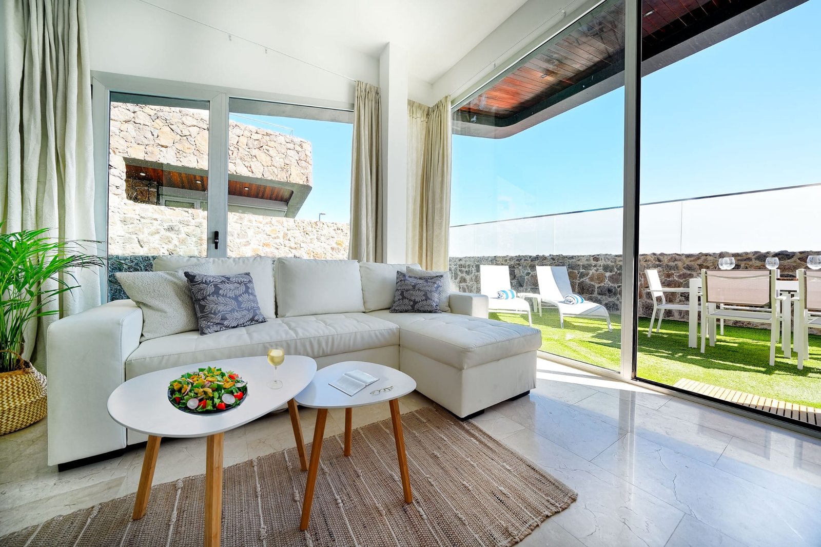 Living room sofa with tables and garden views - Villa Estación 1 - Salobre Resort