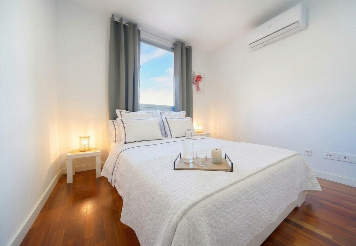 Room with double bed, lamp and serving table, with window to the outside and air conditioning - Villa Estación 1 - Salobre Resort