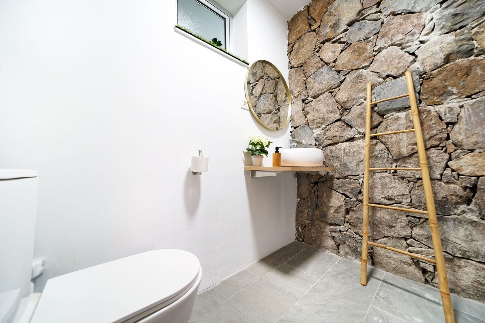Bathroom with wall decorated with rustic rock and bathroom furniture - Villa Estación 1 - Salobre Resort