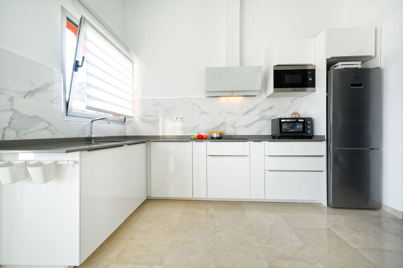 Large and spacious kitchen, with a large window and kitchen cabinets - Villa Estación 1 - Salobre Resort