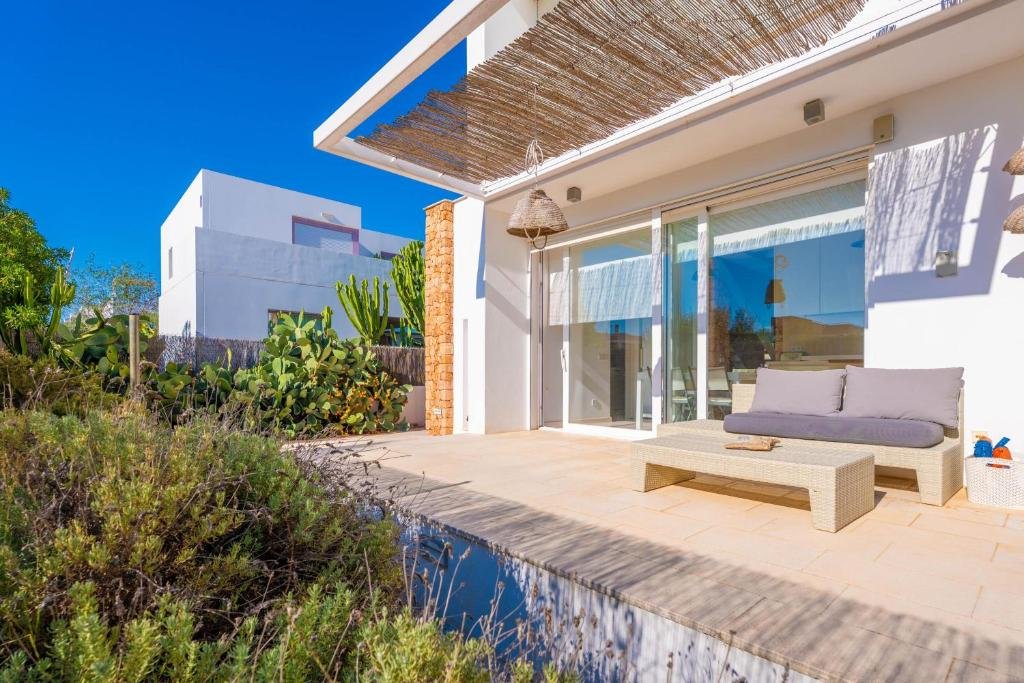 Side view of the house and part of the garden - Villa Marea - Meloneras