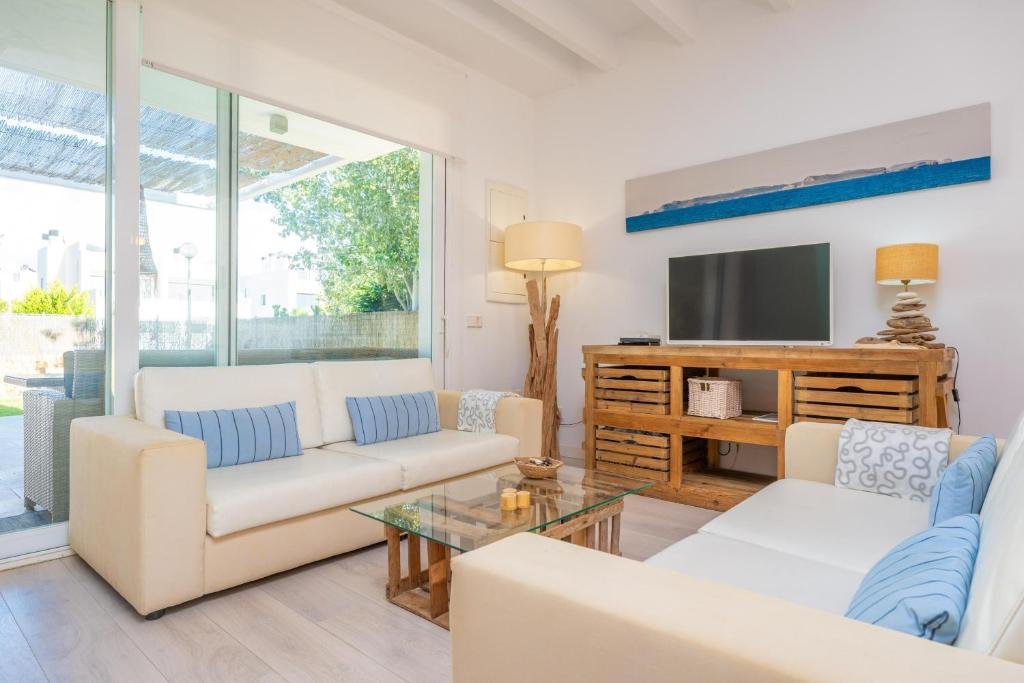 View of the main living room of the house with its two sofas and large television, as well as the living room furniture - Villa Marea - Meloneras