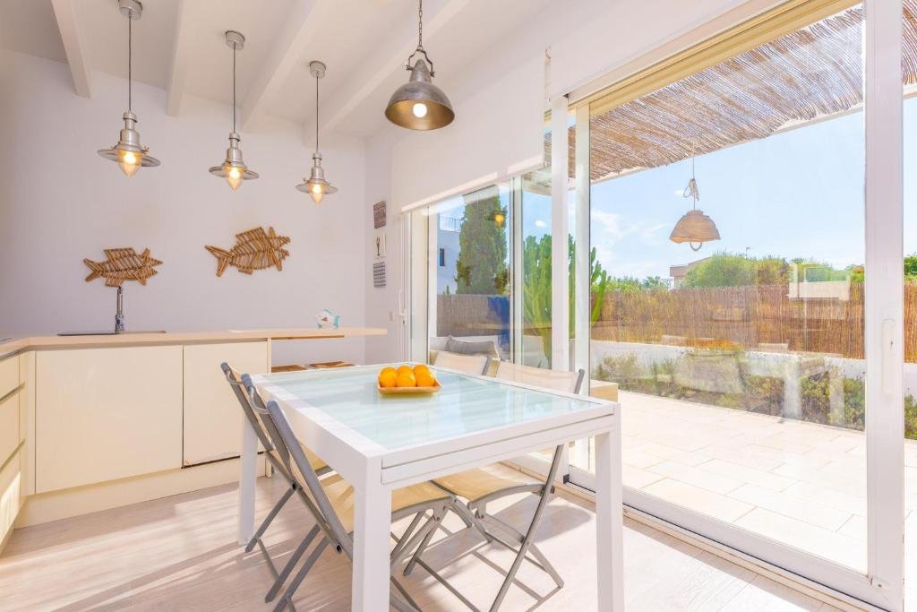 View of the house's dining room and the garden in the background - Villa Marea - Meloneras