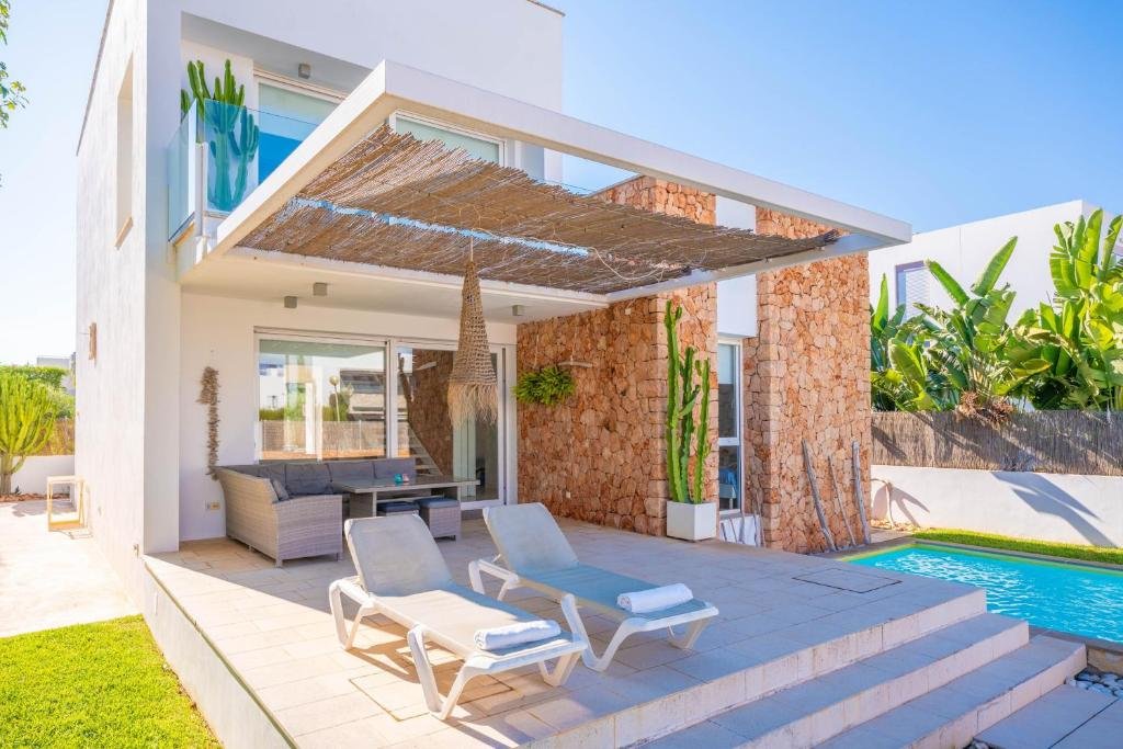 Close-up view of the house entrance, where its two floors and architecture are best appreciated; the swimming pool can be seen on the right - Villa Marea - Meloneras