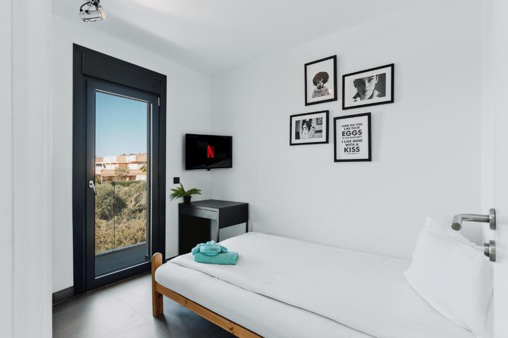 View of a second-floor bedroom with garden view, single bed, television, and bedroom furniture - Villa Horizont Dreams