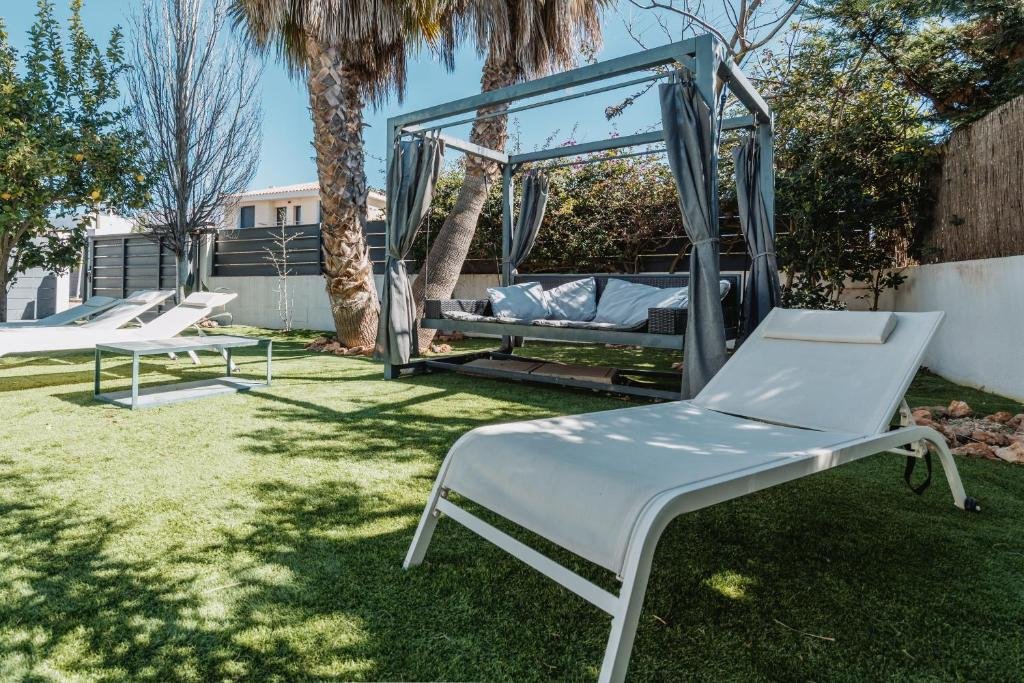 Partial view of the garden, lounge chairs and garden furniture - Villa Horizont Dreams
