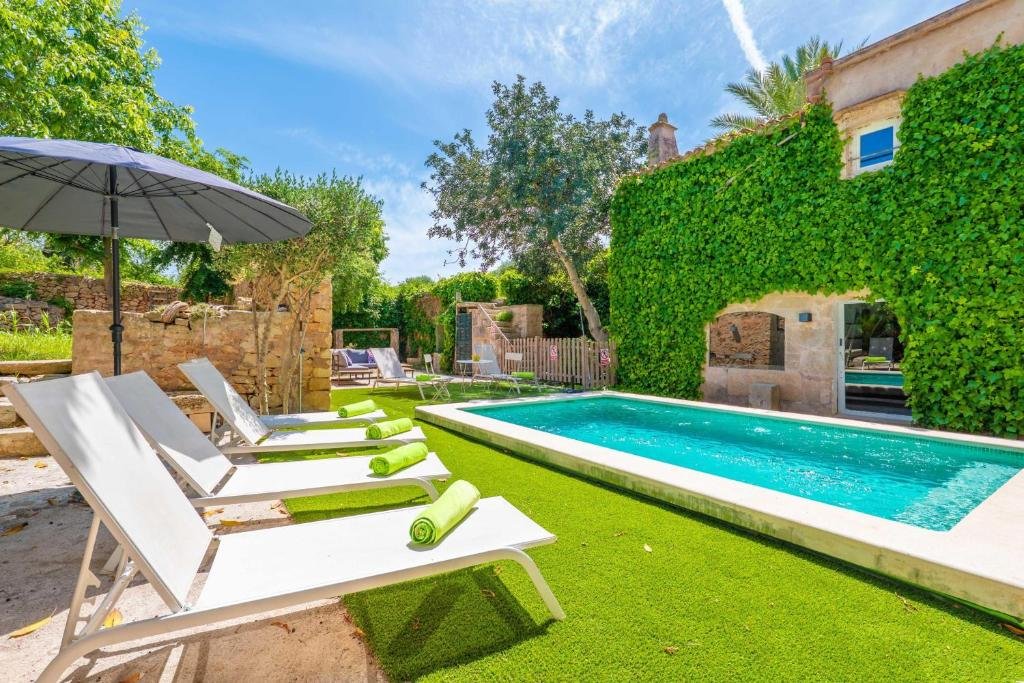 View of the pool and part of the garden in the background - Villa Spring